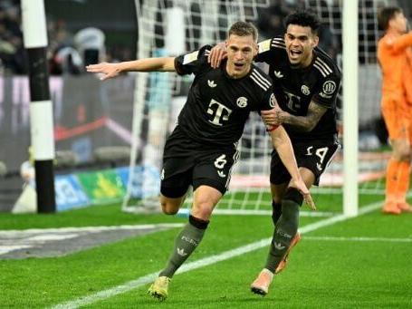 Bayern beat 10-man 'Gladbach to match European record